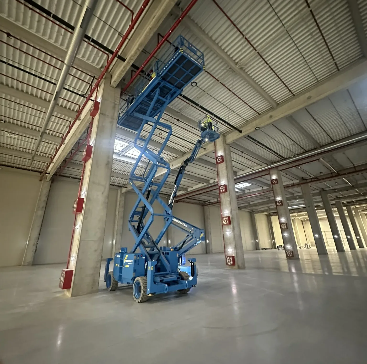 Companie | Proiectare si instalare sisteme de securitate, sisteme de alarma si supraveghere video pentru obiective civile, industriale si comerciale, institutii guvernamentale, cladiri administrative etc. Automatizari Brasov, Interfonie si control acces Brasov
