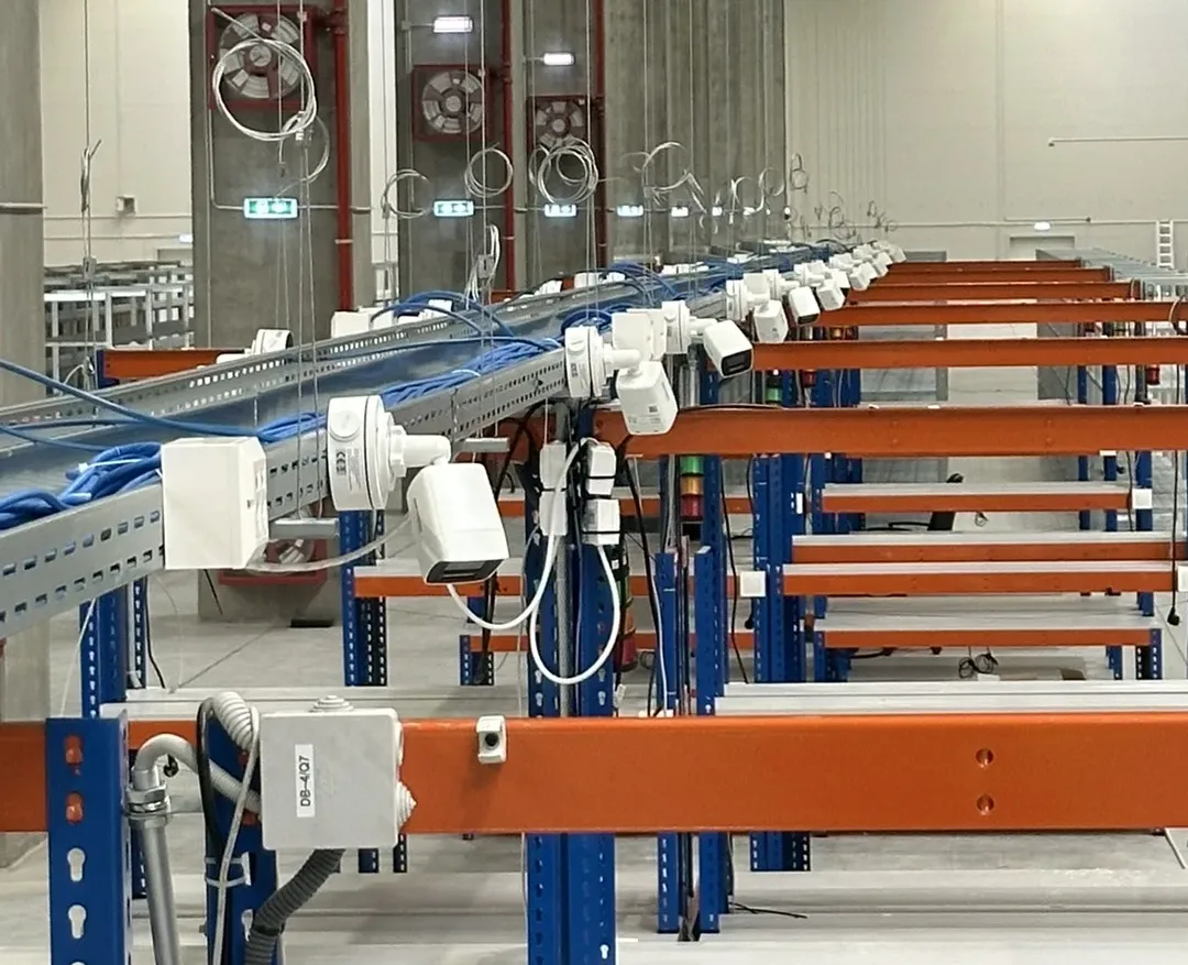 Supraveghere video | Proiectare si instalare sisteme de securitate, sisteme de alarma si supraveghere video pentru obiective civile, industriale si comerciale, institutii guvernamentale, cladiri administrative etc. Automatizari Brasov, Interfonie si control acces Brasov