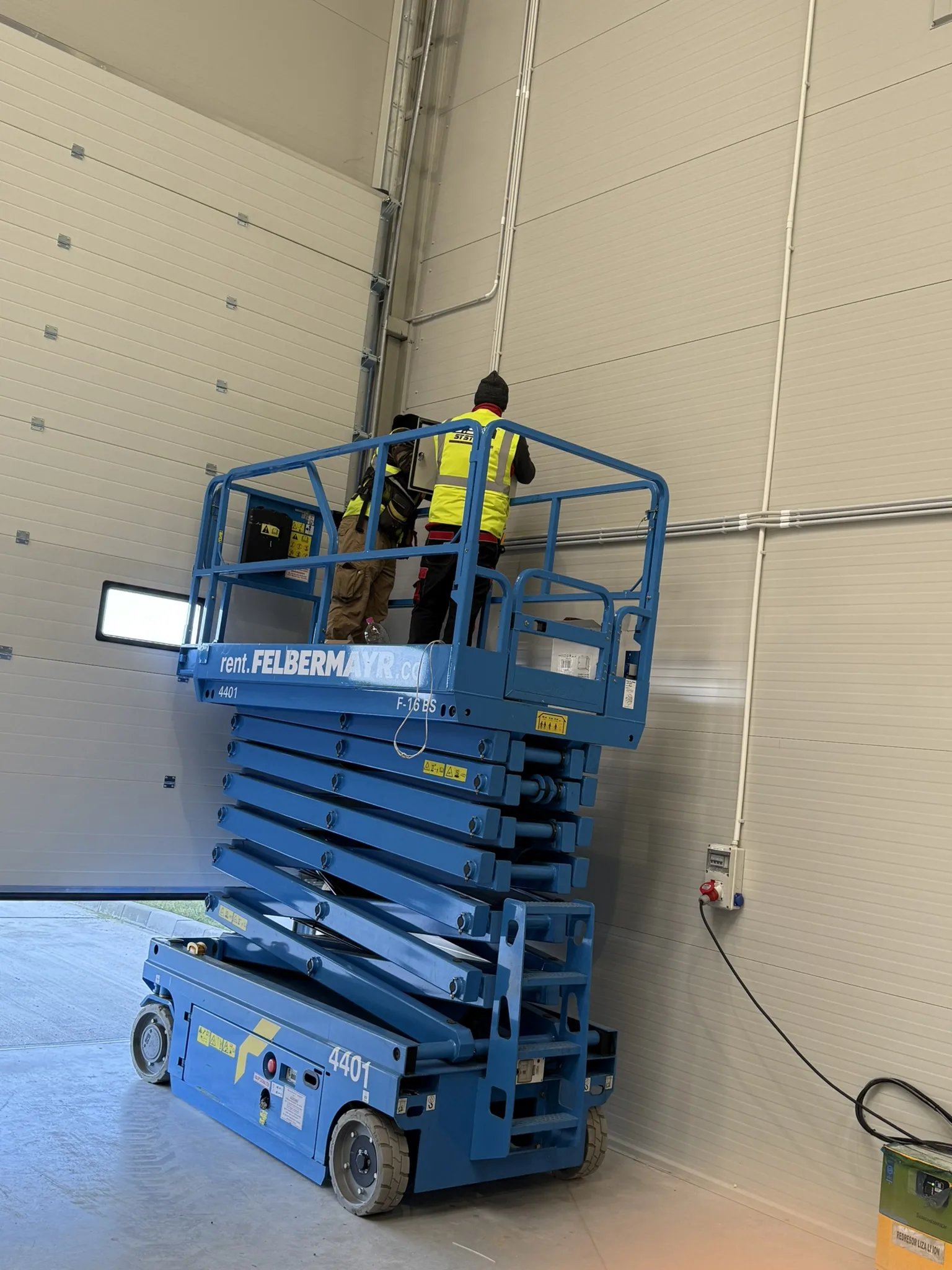 Instalare | Proiectare si instalare sisteme de securitate, sisteme de alarma si supraveghere video pentru obiective civile, industriale si comerciale, institutii guvernamentale, cladiri administrative etc. Automatizari Brasov, Interfonie si control acces Brasov