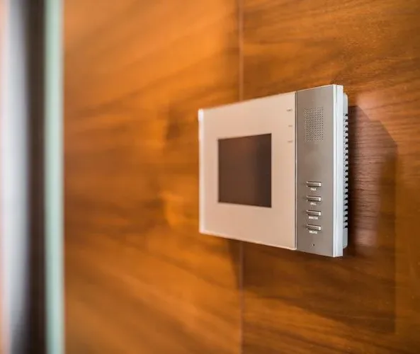 Interfonie | Proiectare si instalare sisteme de securitate, sisteme de alarma si supraveghere video pentru obiective civile, industriale si comerciale, institutii guvernamentale, cladiri administrative etc. Automatizari Brasov, Interfonie si control acces Brasov
