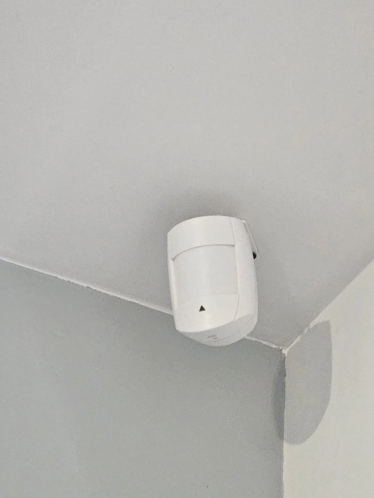 Antiefracție | Proiectare si instalare sisteme de securitate, sisteme de alarma si supraveghere video pentru obiective civile, industriale si comerciale, institutii guvernamentale, cladiri administrative etc. Automatizari Brasov, Interfonie si control acces Brasov