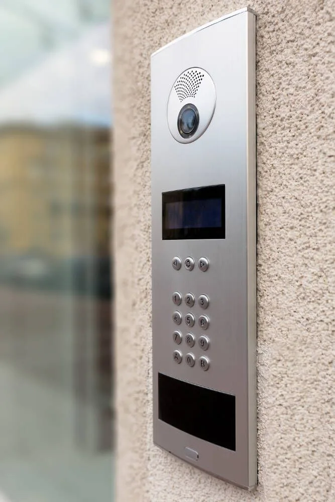 Interfonie | Proiectare si instalare sisteme de securitate, sisteme de alarma si supraveghere video pentru obiective civile, industriale si comerciale, institutii guvernamentale, cladiri administrative etc. Automatizari Brasov, Interfonie si control acces Brasov